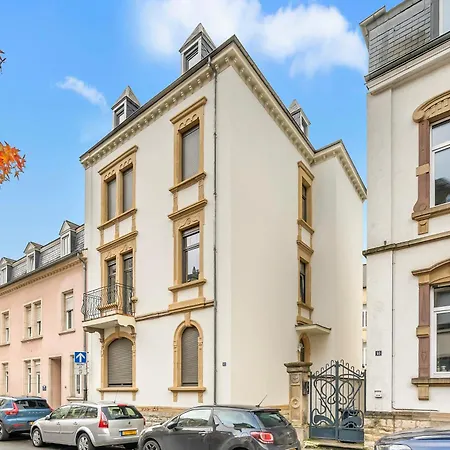 8 - Near Place De Paris *