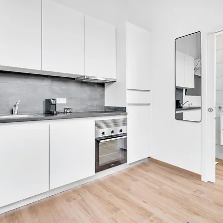 8 - Near Place De Paris דירה