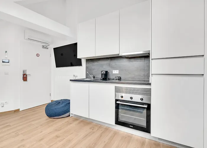 8 - Near Place De Paris Daire